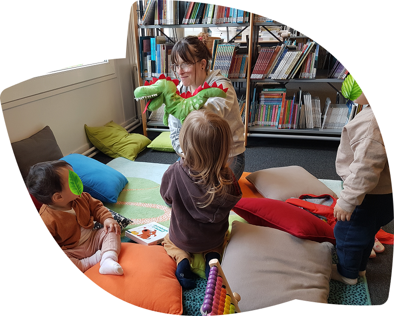 photo-enfants-sortie-lecture-micro-creche