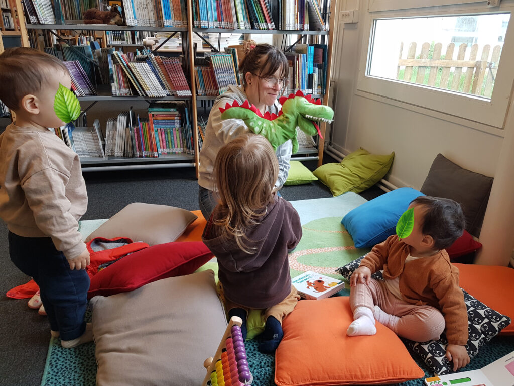 photo-enfants-micro-creche-sortie-mediatheque-lecture