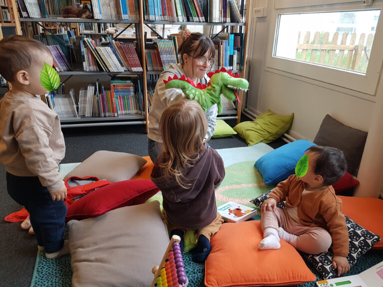 photo-enfants-micro-creche-sortie-mediatheque-lecture
