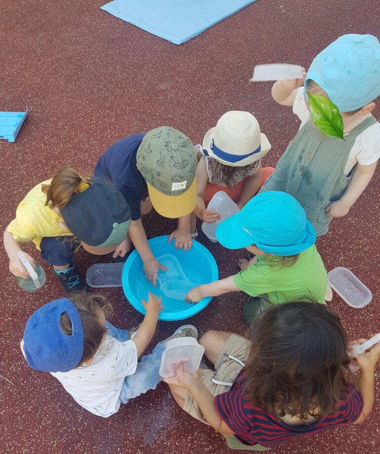 photo-enfants-micro-creche-bataille-eau