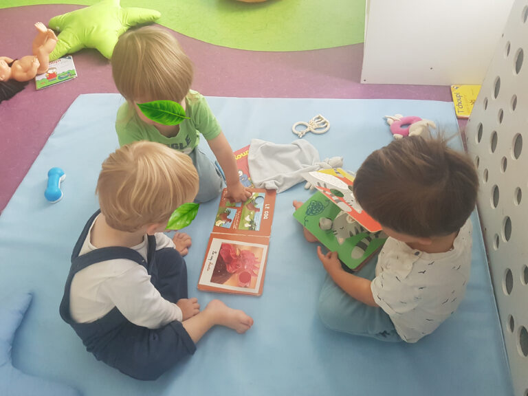 photo-enfants-micro-creche-lecture