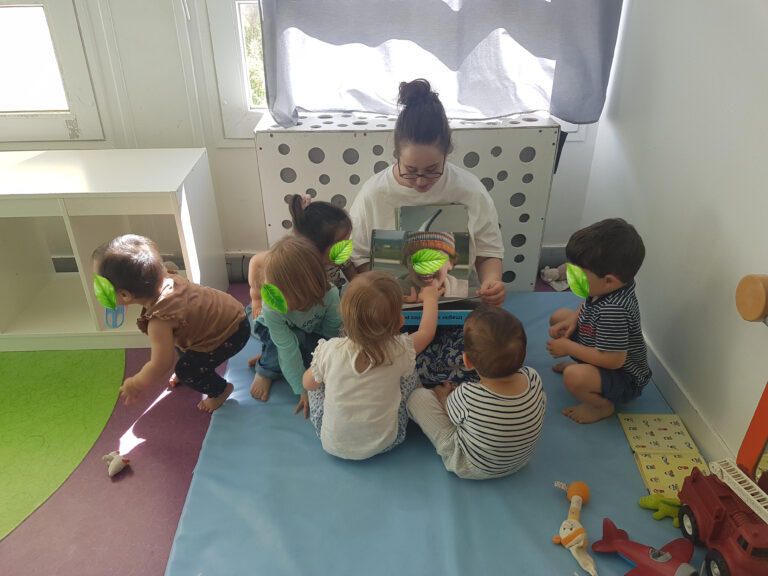 photo-enfants-micro-creche-lecture