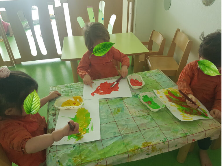 photo-enfants-micro-creche-peinture